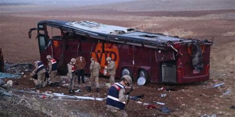 Ş­a­n­l­ı­u­r­f­a­­d­a­ ­y­o­l­c­u­ ­o­t­o­b­ü­s­ü­ ­d­e­v­r­i­l­d­i­:­ ­3­2­ ­y­a­r­a­l­ı­